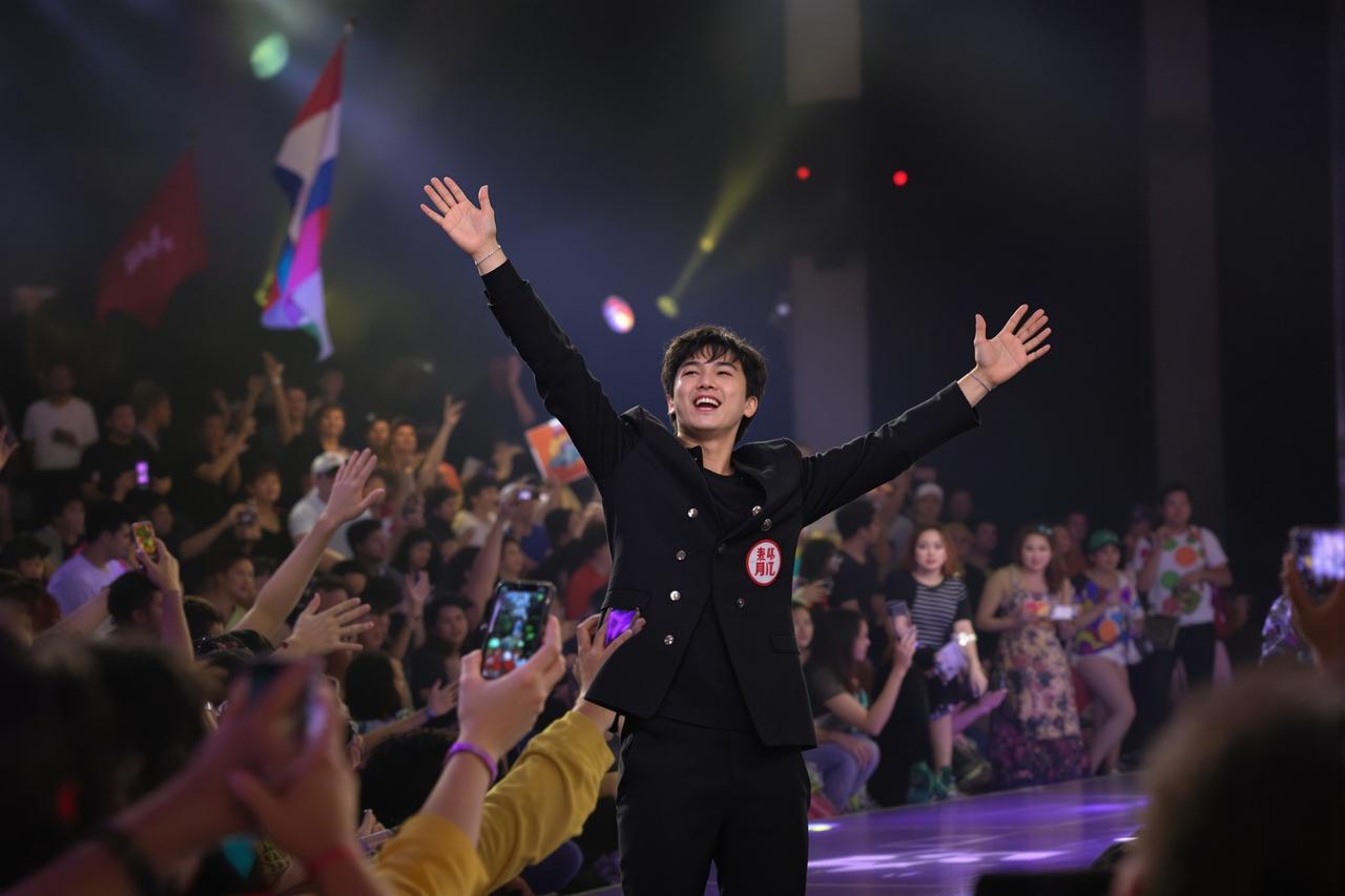 黄色A级片影迷见面会圆满举行，万名粉丝热情参与